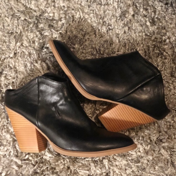 Comfy DV Target Brand Black Faux Leather Mule - Picture 5 of 8
